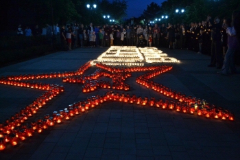 В Георгиевске зажгли сотни Свечей памяти