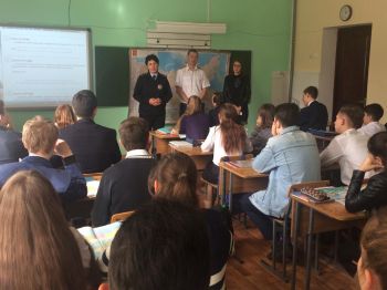 В Георгиевском городском округе сотрудники полиции и следственного комитета провели встречу с учащимися общеобразовательной школы