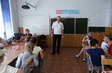 Сотрудники полиции Георгиевска посещают пришкольные лагеря, чтобы напомнить детям о правилах дорожного движения
