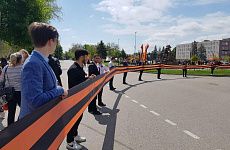 В Георгиевске более 2 тыс. человек приняли участие в торжественном шествии и возложении цветов к «Огню Вечной Славы» 