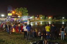 Десятки светящихся фонариков плыли по озеру как символ заветной мечты 