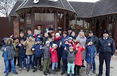 Сотрудники георгиевской Госавтоинспекции поздравили с Новым годом воспитанников Детского дома 