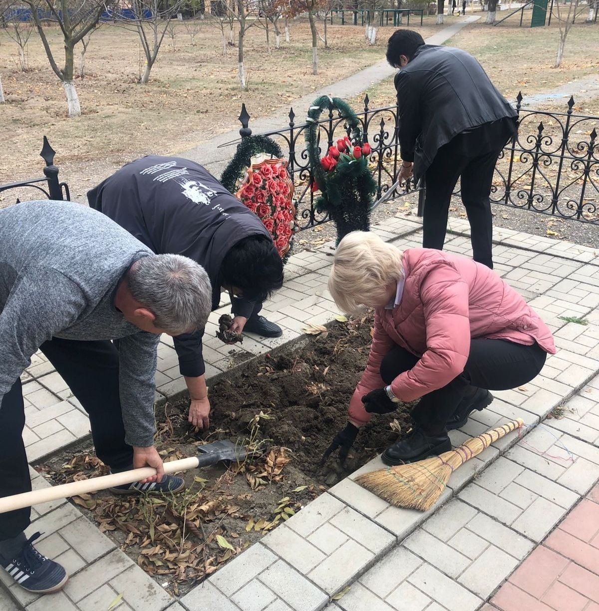 Школьники на субботнике. Субботник с учениками возле памятнике Урус Мартан. Отряд убиыающий мирное население.