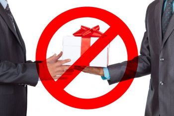 О запрете для чиновников дарения и получения подарков 