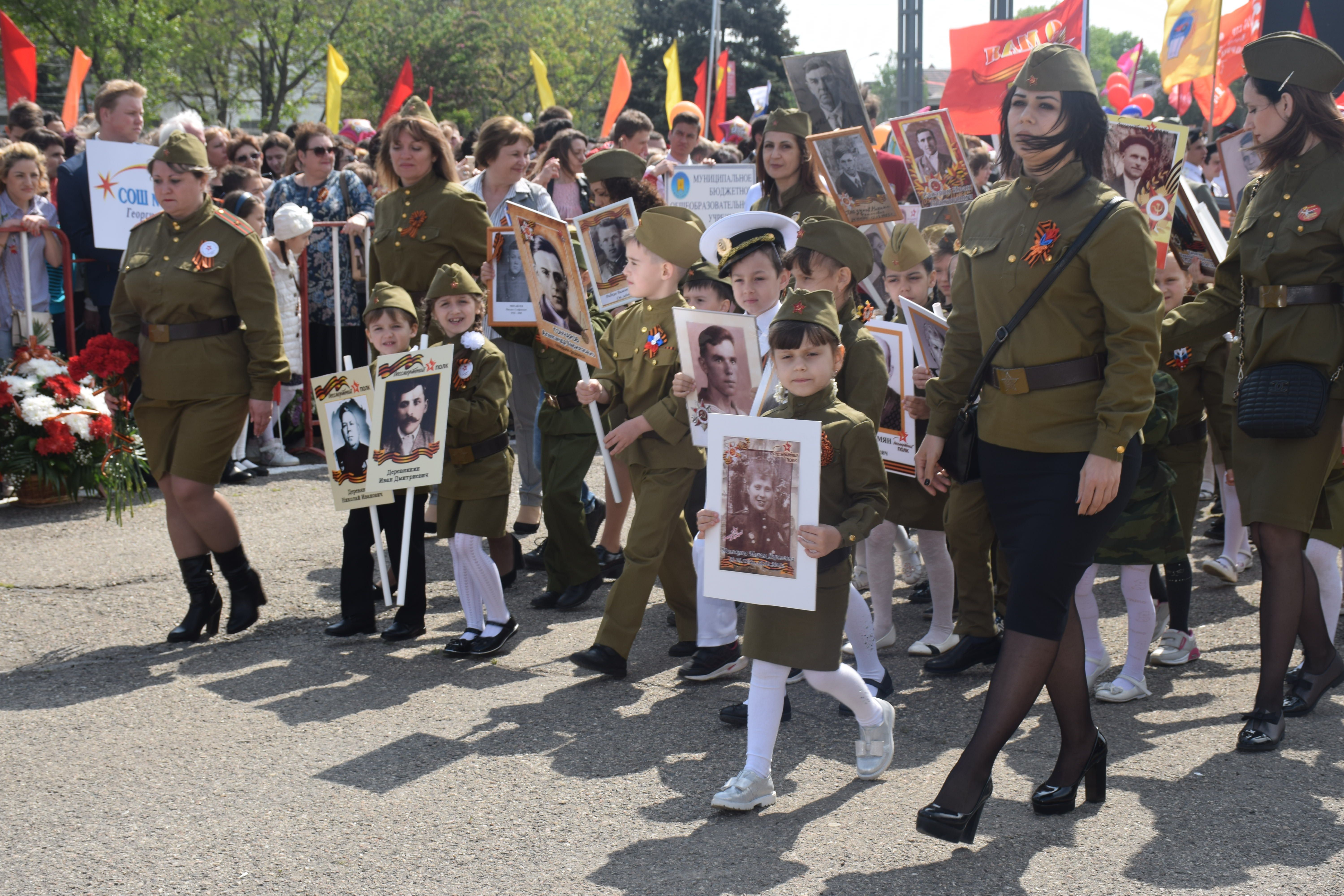 Покажи в георгиевске. Праздник Победы в Георгиевске. Георгиевск люди. Празднование 9 мая в Европе. Георгиевск Ставропольский край.