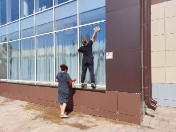 Субботник в Городском Дворце культуры.