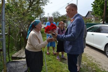 В Георгиевске перед Днем Победы поздравили ребенка войны Марию Меркулову