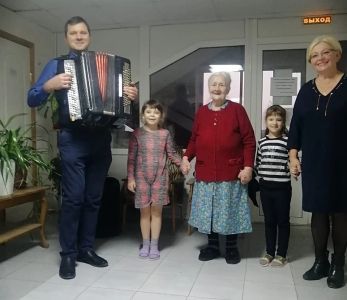 Руководители народного ансамбля «Росинка» посетили ребят из ПВР