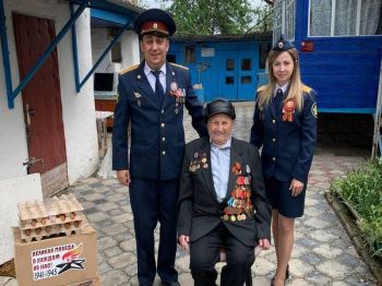 Сотрудники ИК-4 поздравили ветерана Великой Отечественной войны с Днем Победы