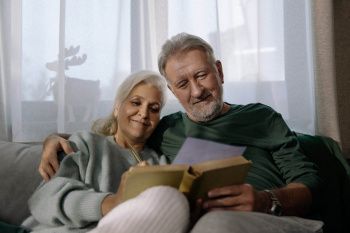 Обратиться за накопительной пенсией можно женщинам в 55 лет и мужчинам в 60 лет