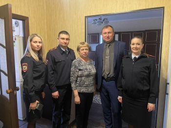 Матерей и вдов погибших сотрудников полиции поздравили в Георгиевском округе