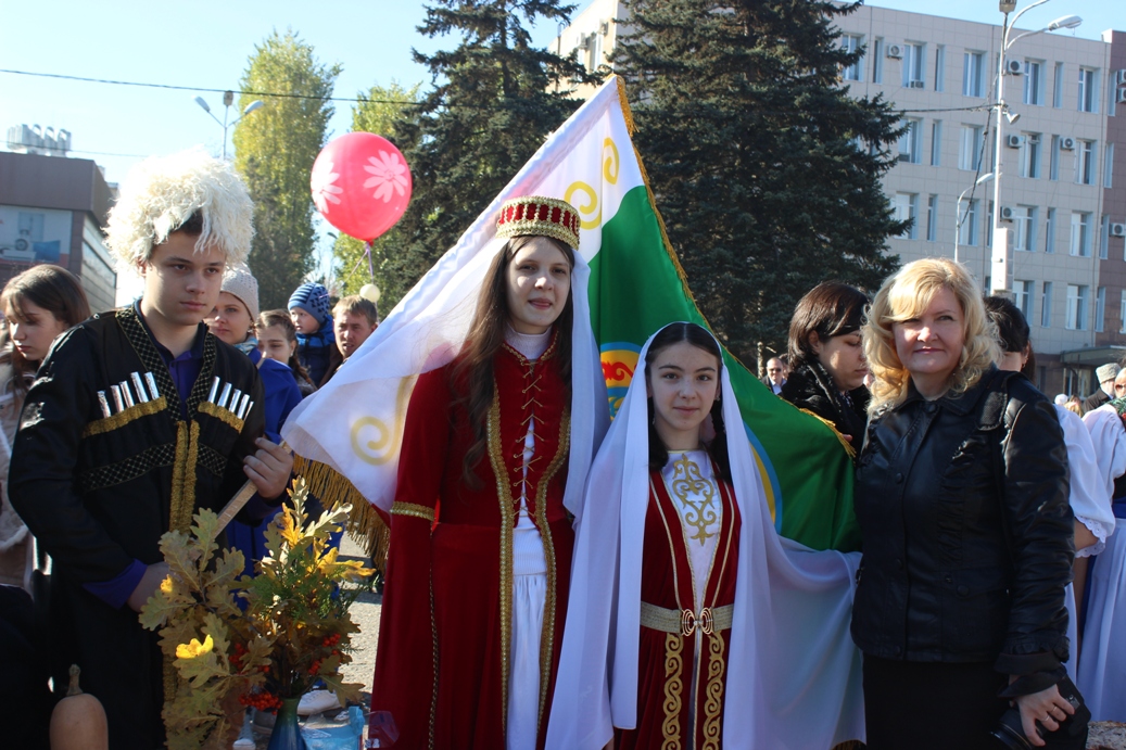 Георгиевск население. Георгиевск. День народного единства в г. Ипатово Ставропольского края. Георгиевск люди.