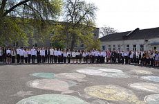 Георгиевские школьники подняли флаг и спели гимн России