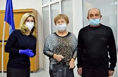 Елена Бондаренко вручила подарки победителям творческого конкурса 