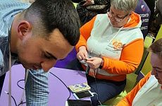 Георгиевские волонтеры плетут тактические браслеты для бойцов СВО